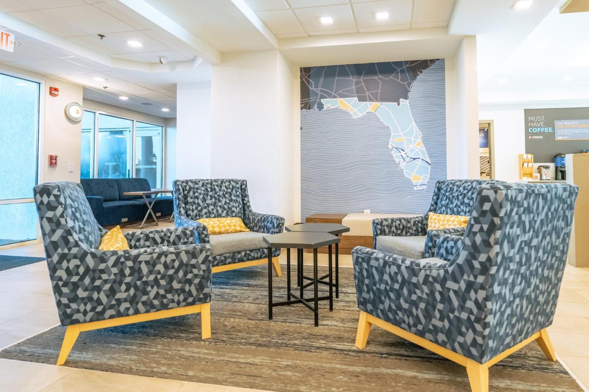 Holiday Inn Express Hotel & Suites Cocoa Beach By Ihg Екстериор снимка