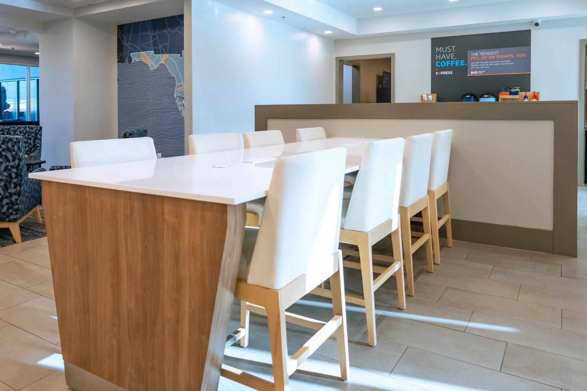 Holiday Inn Express Hotel & Suites Cocoa Beach By Ihg Екстериор снимка